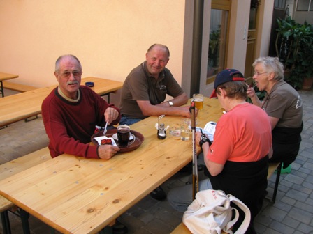 Die Wanderkollegen aus Gars am Kamp lassen es sich schmecken