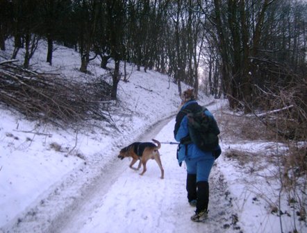 Gabi Hoffmann mit Hund im ersten Anstieg