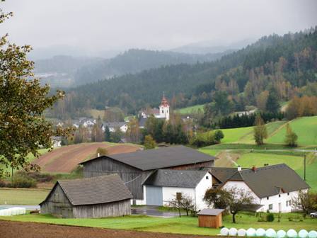 Fernblick auf die Kirche von Kirchbach - im Vordergrund das Anwesen Haider in Selbitz