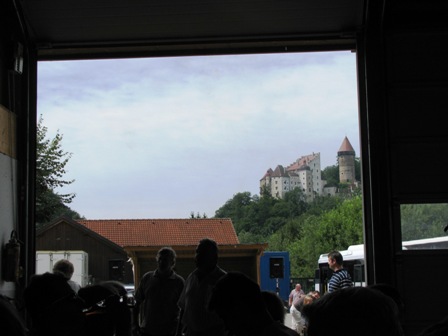 Blick zur Burg Clam vom Gemeindebauhof heraus