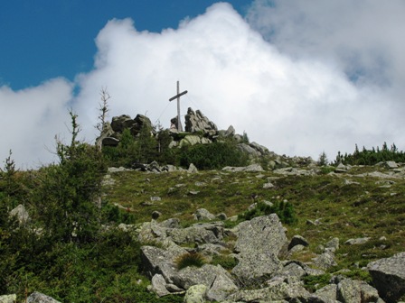 Der Blick zum Gipfelkreuz