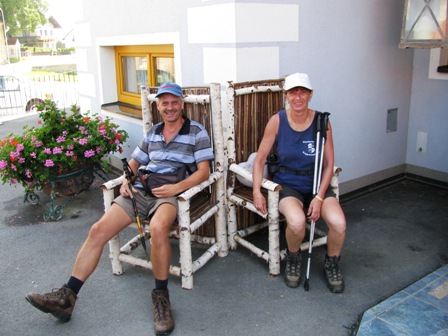 Gerhard und Karin im Birkenstuhl vor dem Gasthaus von Fohnsdorf