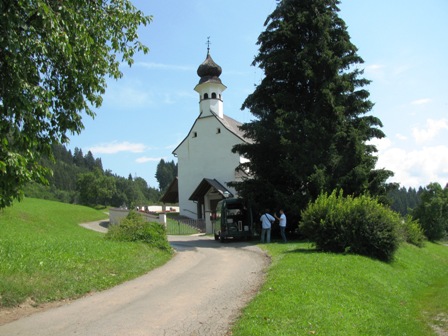 Musikanten vor der Kirche von Schnberg - heute gibts eine Hochzeit
