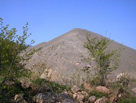 Ein Hgel aus losem Gestein beim Basaltwerk am Pauliberg