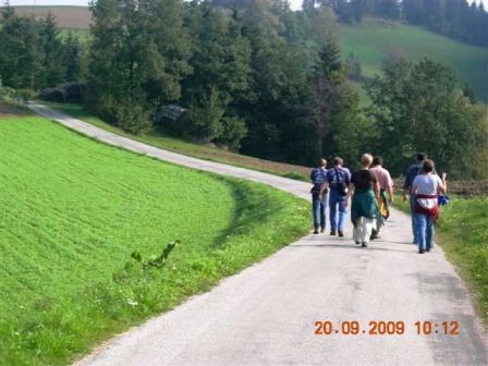 Eine Gruppe Wanderer in den Hgeln um Knigswiesen