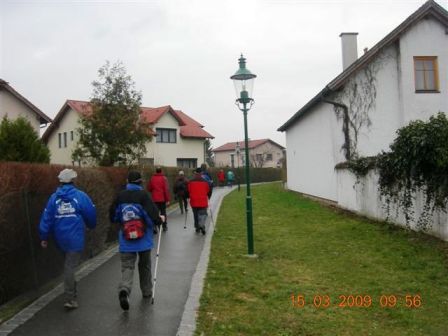 Wanderer durch die Ortschaft Bisamberg