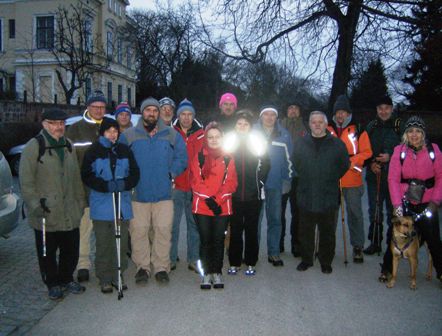 Die Marathongruppe mit dem Obmann von Wienerland - Fritz Peterka -  vor dem Start am Bahnhof Langenzersdorf