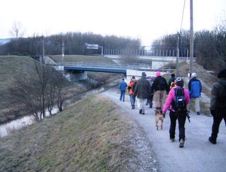 Die Gruppe am Weg Richtung Korneuburg