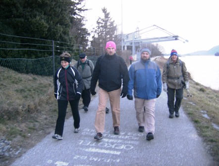 Sportwanderleiter Christian Laczkovits (mit rosa Mtze) fhrt die Gruppe schnellen Schrittes an
