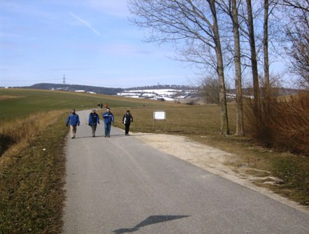 Die Wanderer auf dem Weg Richtung Harmannsdorf