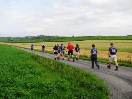 Eine größere Gruppe Marathonis rund um die Wanderfreunde Rappottenstein beim Weitermarsch auf Mittelberg