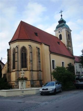 Die Kirche von Mittelberg mit davorliegendem Brunnen
