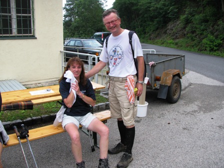 Karin und Dr.Harald Eisenmenger an der 3. K+L nach 13,2 km beim Wärterhaus am Stausee
