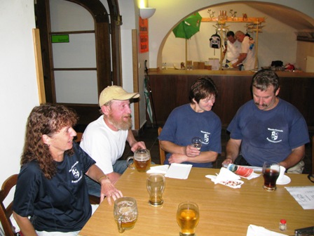 Karin, Franz Anreiter (Obmann von Nebelberg), Monika und Manfred besprechen die 2. Schleife...