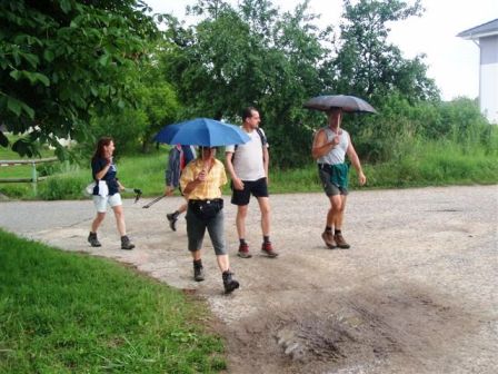 Auch Ruth und Ernst haben einen Knirps dabei