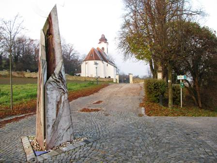 Skulptur von MyWay und Blick zur Veitskirche in Kleinengersdorf