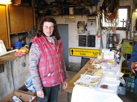 Anne Peterka versorgt in bewährter Art und Weise die Wanderer bei der K+L in Hagenbrunn