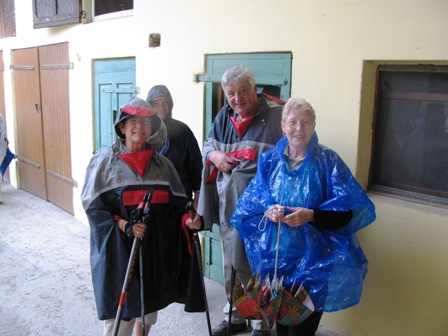 Die Wanderfreunde aus Gars am Kamp haben auch den Regenschutz bergestreift