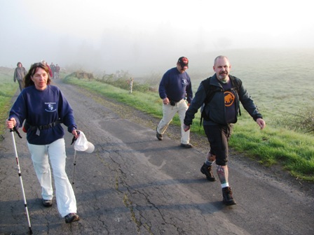 Mit großen Schritten gehts raus aus dem Nebel