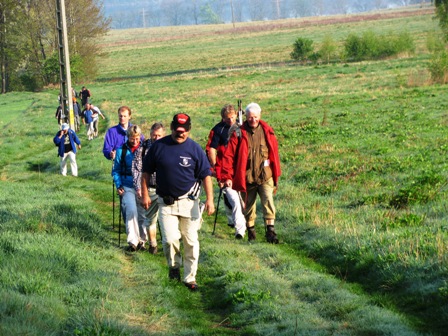 Quaxi an der Spitze einer Marathongruppe über die morgenfeuchte Wiese