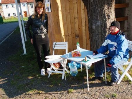 Die netten Damen an der 3. Kontrolle (mit Wasser) in Złotniki Rynek