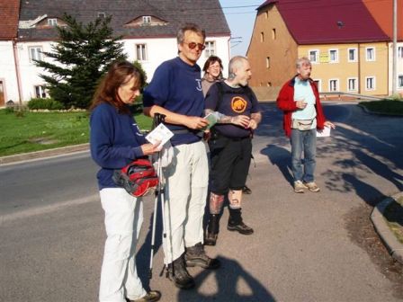 Die Wanderfreunde Rappottenstein wandern auf diesem Abschnitt mit 2 deutschen Wanderern