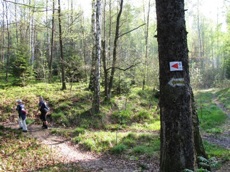 Mit diesen Zusatztafeln wird der Weg von der Spitze markiert