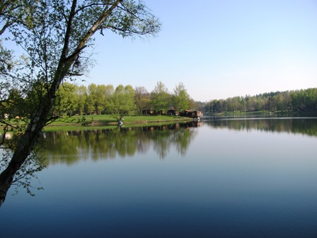 (Bade)Hütten am See auf der gegenüberliegenden Seite