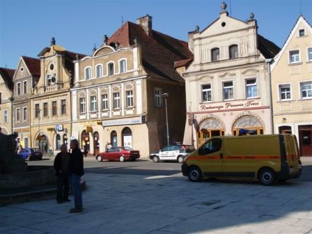 Blick über den Platz vor der Kirche in 'Gryfów Śląski'