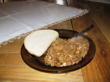 ...wird diese Köstlichkeit namens Bigos (polnischer Krauttopf) serviert...