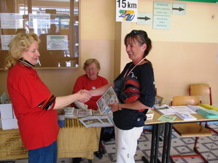 Karin erhält supergelaunt die Urkunde sowie die Medaillie