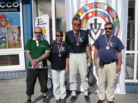 Ernst, Helmut, Karin und Manfred präsentieren stolz die erwanderte Auszeichnung