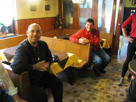 Thomas Steinacher und Hermann Arnold warten auf ihre Erfrischung im Gasthaus Lapatschka