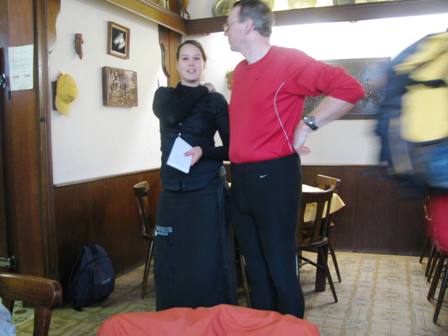 Auch die Kellnerin des Nachmittags im Gasthaus Lapatschka ist nicht minder attraktiv