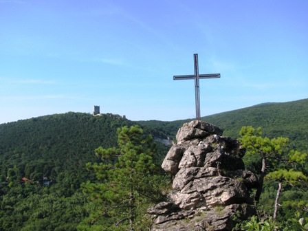Das Gipfelkreuz mit Blick zur Ruine Rauheneck