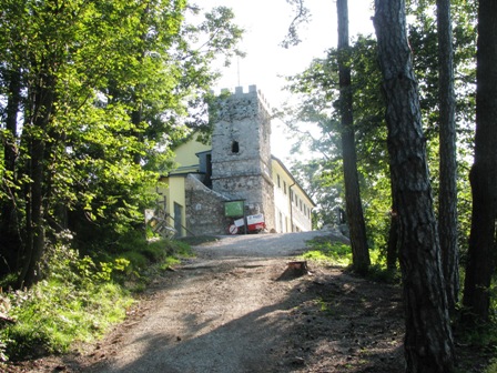 Der Julienturm am Hllenstein - nach einem Brand noch in Renovierung