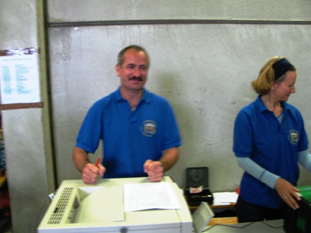 ...und Ing.Walter Preißl mit seinen Helferinnen haben bei den Startformalitäten richtig Streß