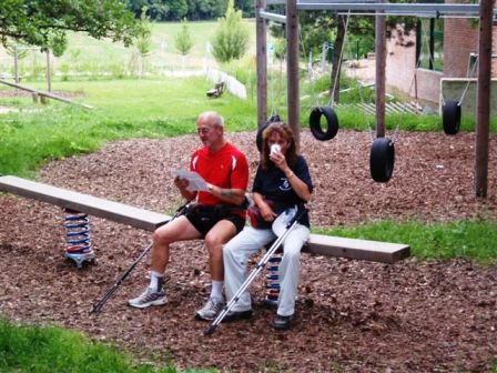 Werner und Karin haben es sich auf einer Schaukel bequem gemacht