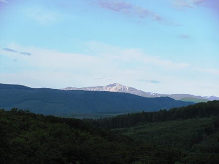 Die Sonne beleuchtet für die Wanderer den Schneeberg - herrlich!