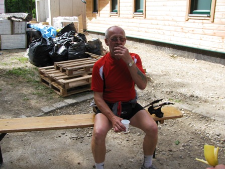 Werner stärkt sich und entspannt einmal die Beine