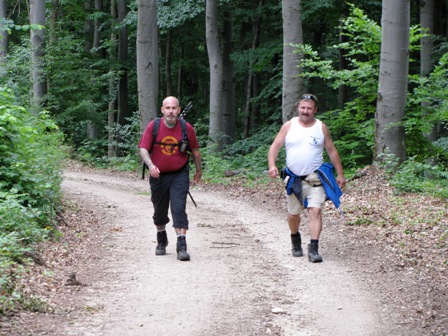Ernst und Manfred im Anstieg Richtung Anninger Schutzhaus