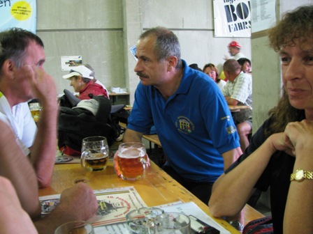 Ing.Walter Preißl im Erfahrungsaustausch mit den Wanderern - dank auch an ihn für die vielen Anstrengungen um diese Veranstaltung und den MC-Austria