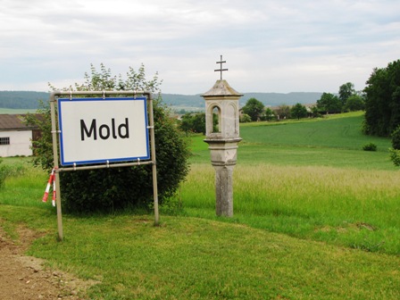 Marterl direkt neben der Ortstafel von Mold