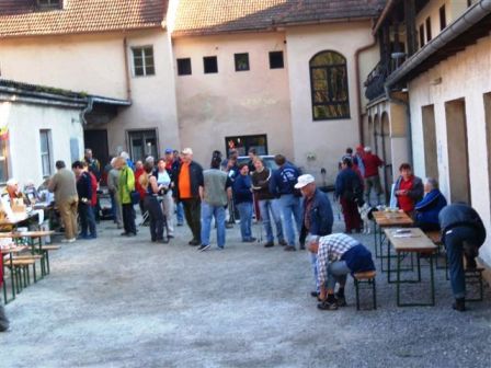 Zahlreiche Wanderer tummeln sich am Sonntag morgen bei Start und Ziel beim Gemeindehaus Mhldorf 