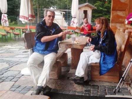 Helmut und Karin gnnen sich die erste Strkung - Knacker und Kabanossi