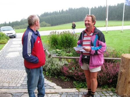 Der Obmann von Nebelberg Franz Anreiter im Gesprch mit einem deutschen Marathoni