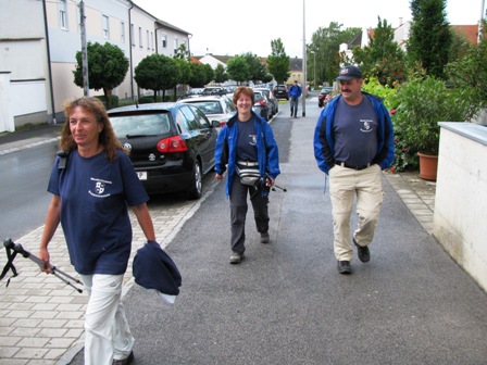 Karin, Monika und Manfred von den Wanderfreunden Rappottenstein auf dem Weg zum Start in Neckenmarkt
