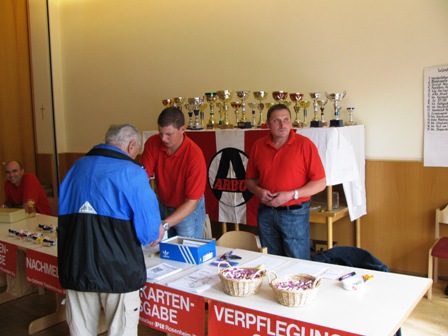 Der Obmann und seine freundlichen Helfer bemühen sich um die Formalitäten