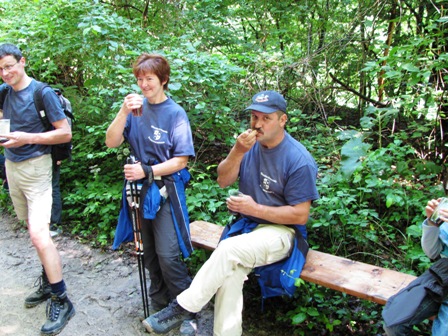 Ein erster G'spritzter und ein Schmalzbrot werden verkostet