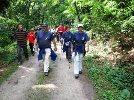 Gruppen von Wanderern werden überholt